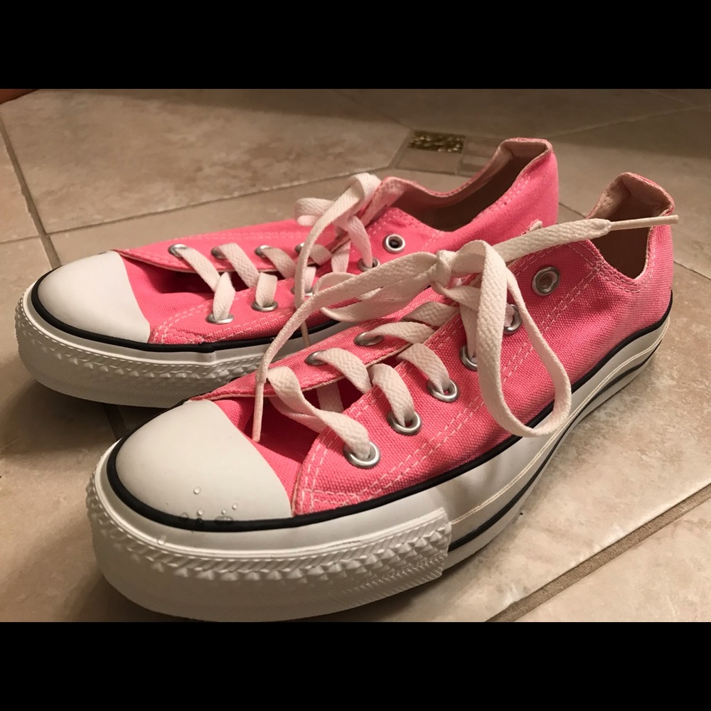 Classic Converse All-Star Sneakers! Size Women’s 9